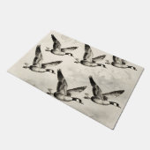 Vintage-Stich Kanadagänse im Flug Fußmatte (Schrägansicht)