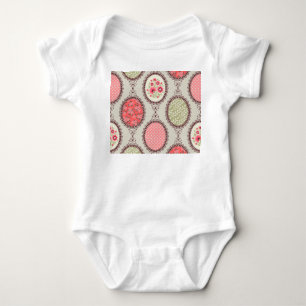 Vintage-Stoff: Nahtloses Patchwork-Design. Baby Strampler