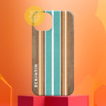 Vintage Surfbretter - subtiler Holzhintergrund Case-Mate iPhone Hülle<br><div class="desc">Ein farbenfroher Retro-Streifen in Blau und Orange auf einem Holzhintergrund aus Imitat. Ein Vintages Surfbrettdesign mit einem Strand- und Surflook. Fügen Sie Ihren Namen oder Monogramm hinzu,  um dies zu einem persönlichen Telefongehäuse zu machen,  das sich unter Ihren Freunden herausstellen wird. Der Name ist ein dünner Serif-Schriftart.</div>
