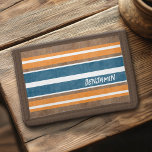 Vintage Surfbretter - subtiler Holzhintergrund Tri-fold Geldbeutel<br><div class="desc">Ein farbenfroher Retro-Streifen in Blau und Orange auf einem Holzhintergrund aus Imitat. Ein Vintages Surfbrettdesign mit einem Strand- und Surflook. Fügen Sie Ihren Namen oder Monogramm hinzu,  um dies zu einem persönlichen Element zu machen,  das sich unter Ihren Freunden herausstellen wird. Der Name ist ein grober Schriftart.</div>