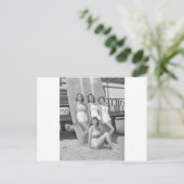 Vintage Surfmädchen Postkarte (Stehend Vorderseite)