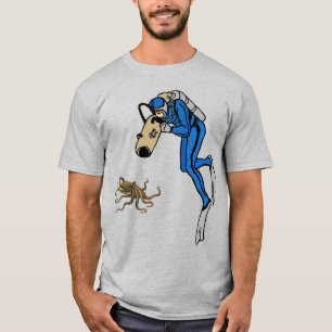 Vintage-Taucher beim Fotografieren eines Oktopus U T-Shirt