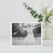 Vintage Tennisspielerin vor Ort Postkarte (Stehend Vorderseite)