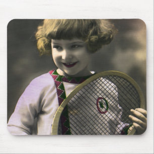 Vintage Tennissportarten, Happy Girl mit Racket Mousepad