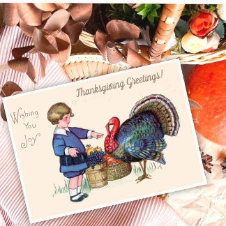Vintage Thanksgiving-Junge mit Truthahn und Ernte Feiertagskarte