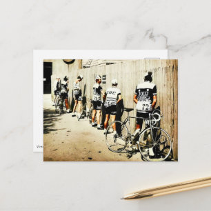Vintage Tour de France Radfahrer-Pinkelpause 1970e Postkarte