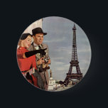 Vintage Touristen, die im Pariser Eiffelturm reise Button<br><div class="desc">Vintages Bild der Reise und des Transportes mit dem Eiffelturm im Hintergrund. Hier können Sie die Sehenswürdigkeiten von Neuvermählten in Paris bewundern. Eine Liebe und Romantik-Design mit einem Mann und einer Frau in einem romantischen Urlaub, ein Paar in der Stadt der Lichter auf ihren Flitterwochen. Sie hält eine Stadtkarte und...</div>