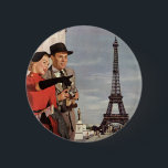 Vintage Touristen, die im Pariser Eiffelturm reise Button<br><div class="desc">Vintages Bild der Reise und des Transportes mit dem Eiffelturm im Hintergrund. Hier können Sie die Sehenswürdigkeiten von Neuvermählten in Paris bewundern. Eine Liebe und Romantik-Design mit einem Mann und einer Frau in einem romantischen Urlaub, ein Paar in der Stadt der Lichter auf ihren Flitterwochen. Sie hält eine Stadtkarte und...</div>