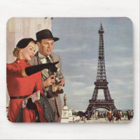 Vintage Touristen, die im Pariser Eiffelturm reise