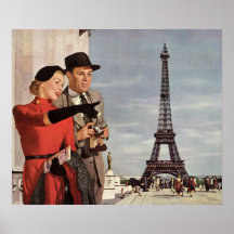 Vintage Touristen, die im Pariser Eiffelturm reise