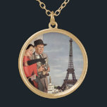 Vintage Touristen, die im Pariser Eiffelturm reise Vergoldete Kette<br><div class="desc">Vintages Bild der Reise und des Transportes mit dem Eiffelturm im Hintergrund. Hier können Sie die Sehenswürdigkeiten von Neuvermählten in Paris bewundern. Eine Liebe und Romantik-Design mit einem Mann und einer Frau in einem romantischen Urlaub, ein Paar in der Stadt der Lichter auf ihren Flitterwochen. Sie hält eine Stadtkarte und...</div>