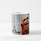 Vintage Touristen im Eiffelturm, Pariser Urlaub Kaffeetasse (Mittel)