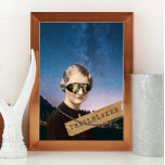 Vintage Trailblazer Night Sky Pop Art Poster<br><div class="desc">Kitschy Collage Poster gibt allen weiblichen Trailblazer von gestern eine Note und zeigt in den 1930er Jahren getönte Foto-Ausschnitt aus der Frau mit zusätzlichen Steampunk-Brillen,  eine Reihe von Perlen,  Waschband mit "trailblazer" Text auf Sternenhimmel Hintergrund</div>