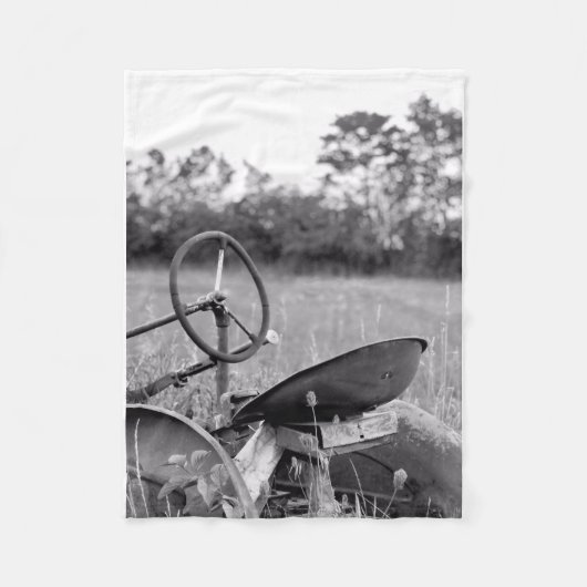 Vintage-Traktor im Gras Fleecedecke (Vorderseite)