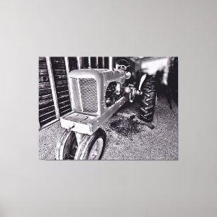 Vintage-Traktor in einer Scheune 2 Leinwanddruck