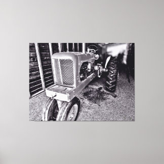Vintage-Traktor in einer Scheune 2 Leinwanddruck