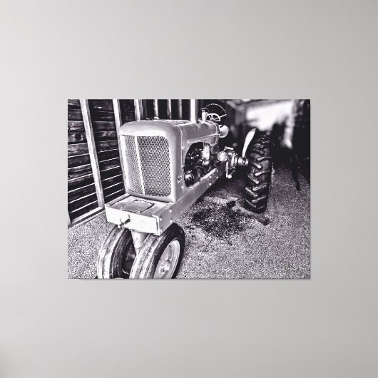 Vintage-Traktor in einer Scheune 2 Leinwanddruck (Vorderseite)
