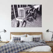 Vintage-Traktor in einer Scheune 2 Leinwanddruck (Insitu (Schlafzimmer))