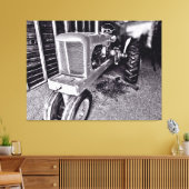 Vintage-Traktor in einer Scheune 2 Leinwanddruck (Insitu (Wohnzimmer))