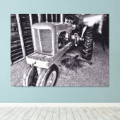 Vintage-Traktor in einer Scheune 2 Leinwanddruck (Insitu (Holzboden))