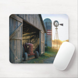 Vintage-Traktor mit Windmühle und Silo Mousepad