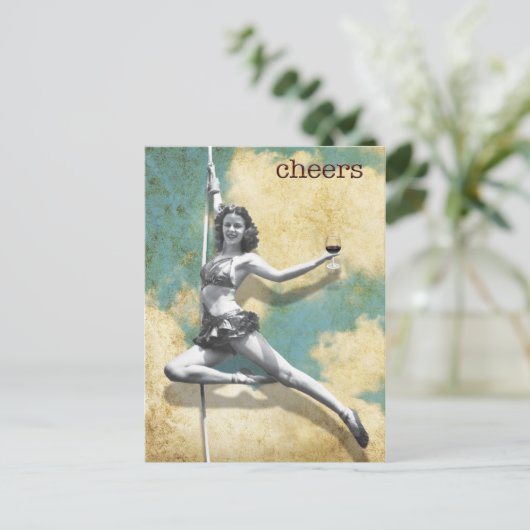 Vintage Trapezfrau mit Wein Postkarte (Stehend Vorderseite)