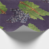 Vintage Trauben und Reben auf Lila Geschenkpapier (Ecke)
