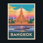 Vintage Travel Bangkok Thailand Sunset Tempel Postkarte<br><div class="desc">Erleben Sie den zeitlosen Reiz der thailändischen Hauptstadt mit diesem faszinierenden Retrodesign. Inmitten nostalgischer Farben und Vintagen Charmes vereint dieses Stück die Essenz Bangkoks in einem minimalistischen Retro-Stil,  der die Ästhetik der Mitte des Jahrhunderts mit einer modernen Drehung verbindet.</div>