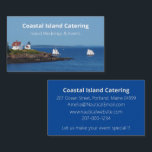 Vintage Travel Blue Ocean Lighthouse Maine Sail Visitenkarte<br><div class="desc">Vintage Travel Blue Ocean Lighthouse Maine Sail Business Card. Personalisieren Sie dieses klassische Maine Lighthouse Sailboat Schooner Design für Ihr Küstengeschäft. Dieses Design verfügt über das Curtis Point Lighthouse in Camden Harbour, Maine. Für die Koordination von Business- und Stationery-Accessoires mit Curtis Island Lighthouse besuchen Sie bitte die Vintage Travel Blue...</div>