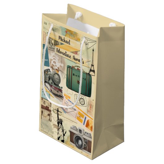 Vintage Travel Collage 2 Kleine Geschenktüte (Rückseite Schrägansicht)