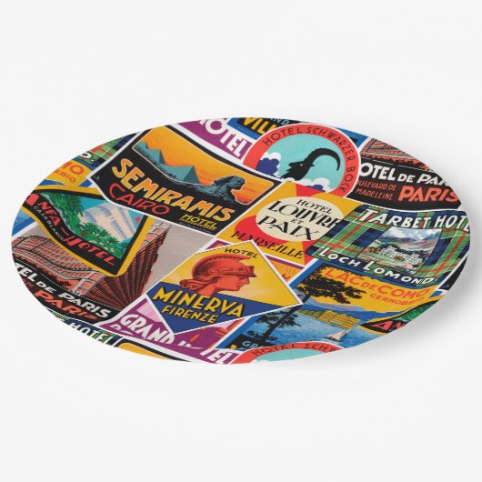 Vintage Travel Labels Pappteller (Schrägansicht)