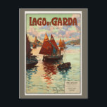Vintage Travel, Lago di Garda, Gardasee, Italien Postkarte<br><div class="desc">Vintage Abbildung des europäischen Reiseplakats vom Gardasee,  Italien mit Booten und deren Reflexionen im Wasser. Die Segelboote schwimmen an einem bewölkten Tag auf dem See.</div>