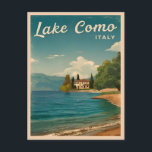 Vintage Travel Lake Como Landschaftlich Postkarte<br><div class="desc">Mit diesem fesselnden Retro-Design bringen Sie in die bezaubernden Küsten des Comer Sees,  Italien. Inmitten nostalgischer Atmosphäre und Vintagen Charmes vereint dieses Design die zeitlose Schönheit und Ruhe eines der malerischsten Reiseziele Italiens in einer Retro-Ästhetik,  die an klassische Reiseplakate aus der Vergangenheit erinnert.</div>