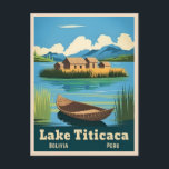 Vintage Travel Lake Titicaca Südamerika Landschaft Postkarte<br><div class="desc">Mit diesem faszinierenden Retro-Reise-inspirierten Design verschönern Sie den mystischen Titicacasee. Inmitten nostalgischer Flecken und Vintagen Charmes vereint dieses Stück die ikonischen schwimmenden Schilfinseln des Sees und die traditionellen Boote in einem minimalistischen Retro-Stil,  der die Ästhetik der Mitte des Jahrhunderts mit einer modernen Drehung verbindet.</div>