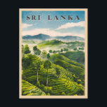 Vintage Travel Sri Lanka Ceylon Tea Plantation Postkarte<br><div class="desc">Treten Sie ein in die Zeit mit diesem Retro-Reise-inspiriert Design,  das die landschaftliche Schönheit der üppigen Teeplantagen Sri Lankas einfängt. Inmitten von Nostalgie und Vintagem Ambiente erinnert dieses Stück an den Charme der sanften Hügel Sri Lankas,  an den verstaubten Morgen und an den zeitlosen Reiz der Teekultur.</div>