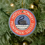 Vintage Travel, Swan Bird Hotel Monney Schweiz Keramikornament<br><div class="desc">Vintage Abbildung des europäischen Reiseplakats oder Gepäcklabels aus dem Hotel Monney,  Montreux,  Schweiz,  mit Kreisgestaltung und Schwanenschwimmen auf einem See. Hotel Monney,  Montreaux,  Suisse.</div>