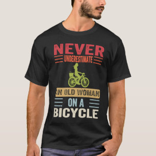Vintage - Unterschätze niemals eine alte Frau auf T-Shirt