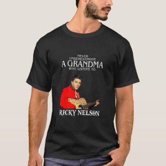 Vintage Unterschätze niemals eine Frau, die hört T-Shirt