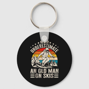 Vintage Unterschätze niemals einen alten Mann auf Schlüsselanhänger