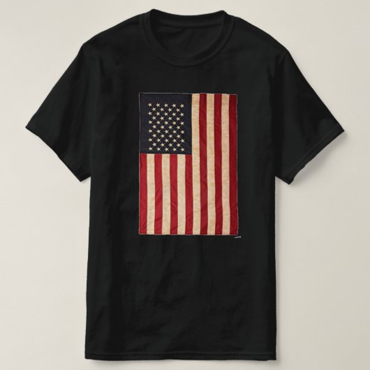 Vintage US Flagge unter amerikanischer Flagge T-Shirt (Design vorne)