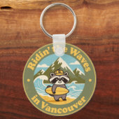 Vintage Vancouver Raccoon Surfer Schlüsselanhänger (Rückseite)