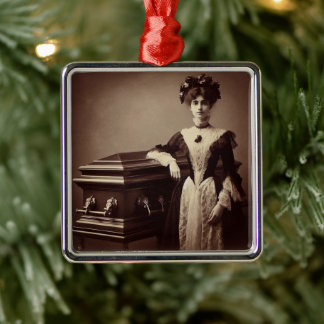 Vintage Viktorianische Frau mit Coffin Ornament Aus Metall