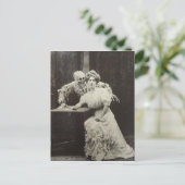 Vintage Viktorianische Frau mit Skelett Postkarte (Stehend Vorderseite)