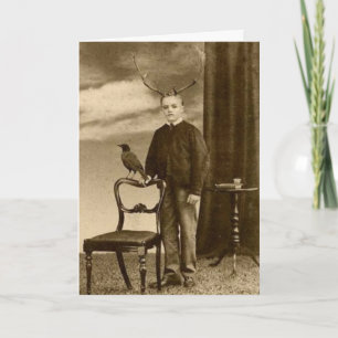 Vintage viktorianischer Junge mit Geweih und Rabe Karte