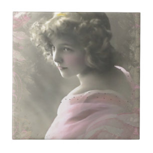 Vintage viktorianisches Teenagermädchen in Rosa Fliese