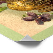 Vintage Violetten in einer Goldvase Poster (Ecke)