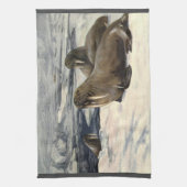 Vintage Walrusse im arktischen Schnee von CE Swan Geschirrtuch (Vertikal)