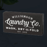 Vintage Wäsche waschen Trockenfalten Holzkisten Schild<br><div class="desc">Platzieren Sie dieses hübsche und freche personalisierte Holzschild auf ein Regal in Ihrem Waschraum und bringen Sie ein wenig von diesem Vintagen Bauernhaus-Ambiente in Ihre Wohngestaltung. Verwenden Sie die Optionen,  die Sie individuell anpassen können,  um durch Ändern der Schriftart und der Hintergrundfarbe eine solche zu erstellen.</div>