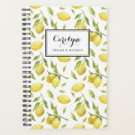 Vintage Wasserfarben und Grünmuster Planer<br><div class="desc">Schreiben Sie Ihre Pläne und Zeitplan mit diesem skurrilen und botanisch inspiriert Planer. Es zeigt Aquarellbilder von Zitrone und Blattmuster. Personalisieren Sie diese,  indem Sie Ihren Namen oder Ihre kurze Phrase hinzufügen. Dieser Zitronenplaner wird als personalisiertes Geschenk perfekt sein. Matching-Elemente sind verfügbar.</div>