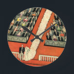 Vintage Wedding, Art Deco Bridge und Groom neu ver Runde Wanduhr<br><div class="desc">Vintage Illustration Liebe und Romantik Deko Design mit einem Ehepaar, das in einer Kirche mit den Gästen für die Ehezeremonie sitzt. Der Mann trägt einen formalen Smoking und die Frau trägt ein traditionelles weißes Kleid mit einem langen Schleier, der den Gang hinunter läuft. Das Brautkleid erinnert uns an die Opulenz...</div>